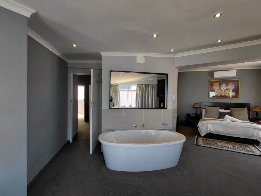 5 Bedroom Property for Sale in Jeffreys Bay Central Eastern Cape